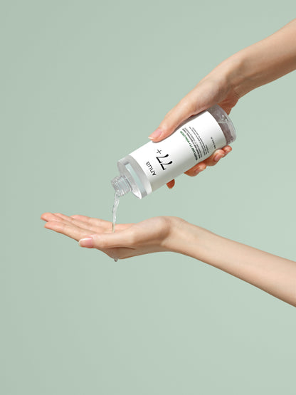 Anua Heartleaf 77% Soothing Toner 250ml - a hand pouring the toner into the opposite palm