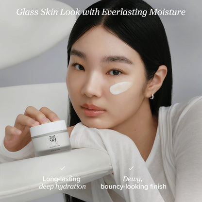 A model resting on the jar with cream on her cheek: a glass skin look with everlasting moisture, long-lasting hydration and a dewy bouncy finish