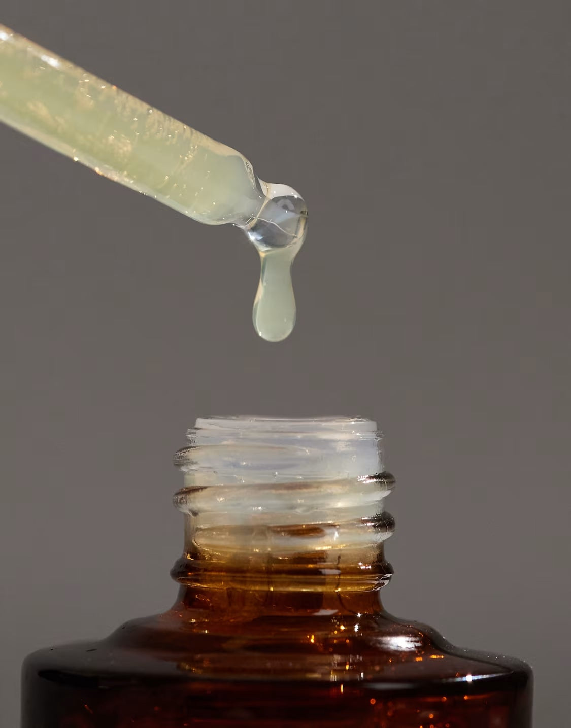 Medicube Glutathione Glow Serum 30g close-up of the dropper releasing a drop of the pale serum into the bottle - Medicube K-Beauty