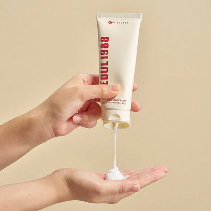Seoul 1988 Snail Mucin Cream 100ml - hands dispensing the cream from the tube onto a palm